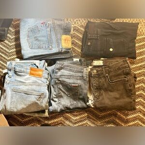 12 pairs of jeans perfect for resale !